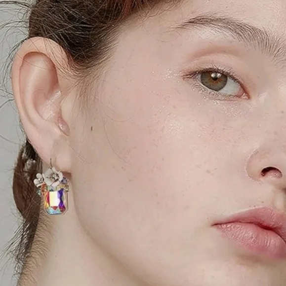 New! BETSEY JOHNSON Opulent Floral Cluster & Crystal Hook Earrings. - Picture 4 of 9